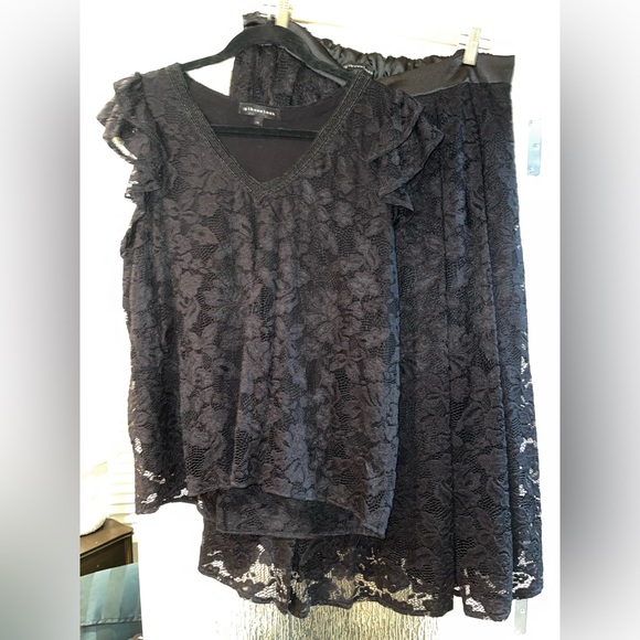 Two-piece sleeveless flutter sleeve top and midi skirt black lace gibsonlook - Picture 2 of 16